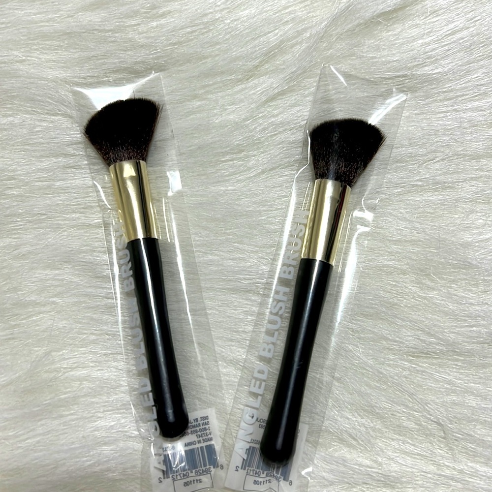 Angled blush brush